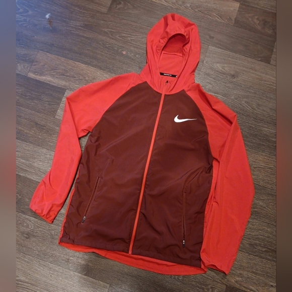 NIKE RUNNING ESSENTIAL HOODED MENS JACKET  RED Sz M  STANDARD FIT REPEL - Picture 1 of 4